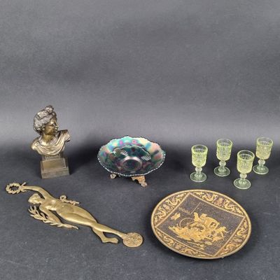 plusieurs objets anciens en verre et en laiton posés sur un support noir