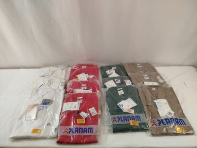 Plusieurs paires de pantalons pour homme sont alignées sur une table