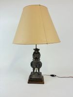 Lampe en bois sculpté à décor de paysan breton les bras croi…