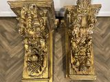 paire de consoles anciennes en bois sculpté ornées d'un motif à la feuille d'or