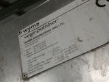 une pancarte apposée sur le côté d'une machine sur laquelle est inscrit « wym2 »