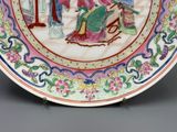 une image représentant une assiette sur laquelle est peinte une scène représentant un homme et une femme