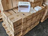 des cartons empilés les uns sur les autres dans un entrepôt, avec un ordinateur portable posé dessus