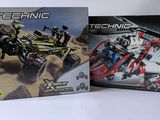 deux véhicules lego technic sont assis côte à côte sur une surface blanche