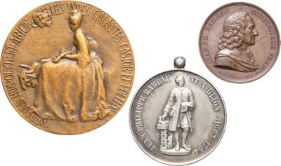 Trois médailles de tailles et de formes différentes sont représentées sur un fond blanc.