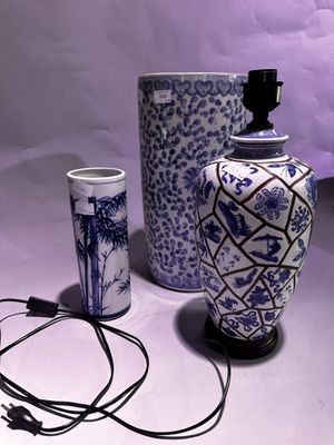 deux vases et une lampe posés sur une table