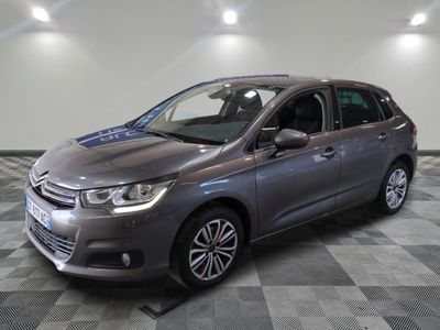 La nouvelle Citroën est garée sur un sol carrelé à damier.