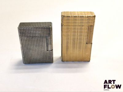 deux briquets posés l'un à côté de l'autre sur une surface blanche