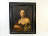 un vieux tableau représentant une femme tenant un oiseau, dans un cadre noir