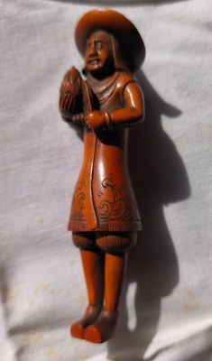 une petite figurine représentant une femme tenant un oiseau