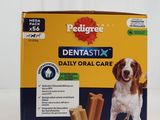 La boîte de bâtonnets dentaires Pedigree est posée sur une surface blanche
