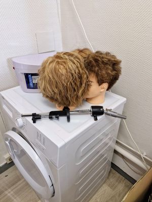 Trois têtes à coiffer malléables et un étau