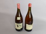 deux bouteilles de vin posées l'une à côté de l'autre sur une table