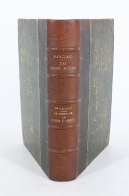 un livre posé sur une table