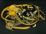 un tas de bijoux posé sur une surface noire