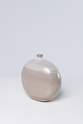 une photo d'un vase blanc posé sur une table blanche