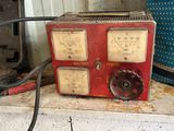 une vieille radio posée sur un comptoir