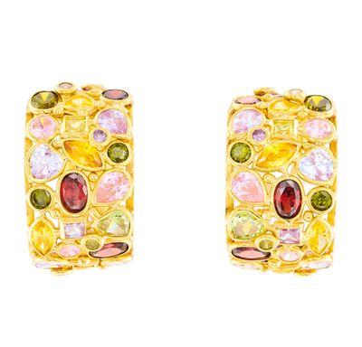 une photo représentant une paire de boucles d'oreilles en or ornées de pierres multicolores