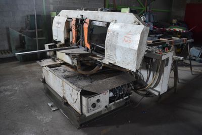 une machine qui se trouve dans un bâtiment