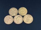 six pièces britanniques différentes sur un fond noir