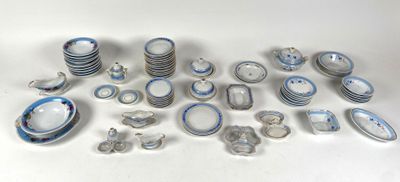 beaucoup d'assiettes et de bols sur la table