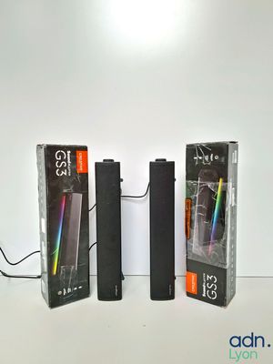 trois boîtes contenant des stylos et des crayons, posées sur une table
