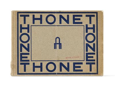 une boîte en carton sur laquelle figure un logo bleu et blanc