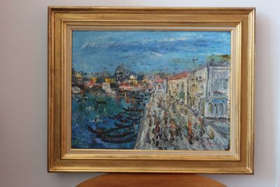 une photo d'un tableau accroché au mur au-dessus d'une chaise