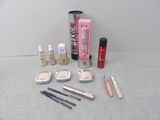 de nombreux produits de maquillage posés sur la table