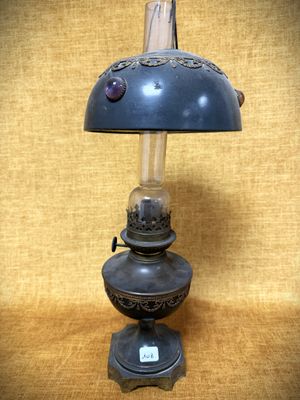 une lampe posée sur une table