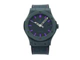 un gros plan d'une montre sur fond blanc, rehaussée de touches violettes