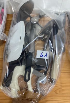 un sac en plastique rempli d'objets divers posé sur une table en bois