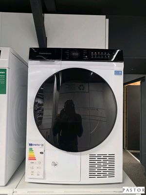 une photo d'une machine à laver et d'un sèche-linge dans un magasin