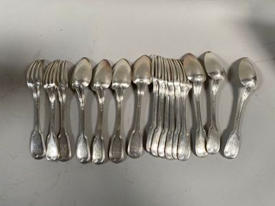 un grand nombre de cuillères posées sur une table