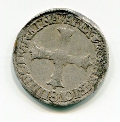 une vieille pièce d'argent sur laquelle figure une croix sur un fond blanc
