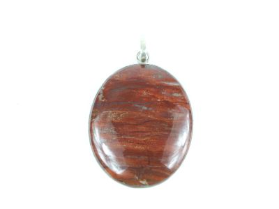 Le pendentif est composé d'une pierre de jaspe rouge et est muni d'une bélière en argent.