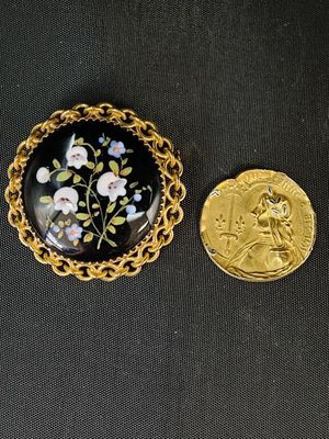 deux morceaux de verre doré et noir ornés de fleurs