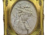 une image représentant un cadre doré dans lequel figure le portrait d'une femme en robe