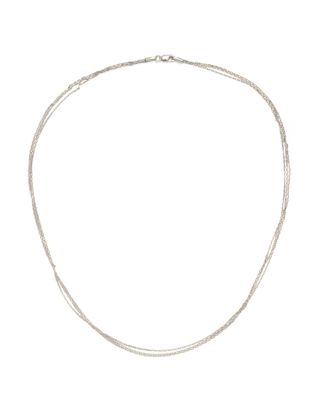 un collier en argent composé de deux brins de fil d'argent sur fond blanc