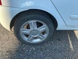 un gros plan d'un pneu de voiture posé au sol
