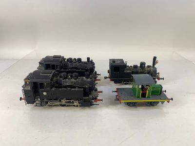deux trains noirs et verts placés côte à côte sur une surface blanche