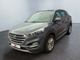 vue de face d'un SUV gris garé dans un showroom