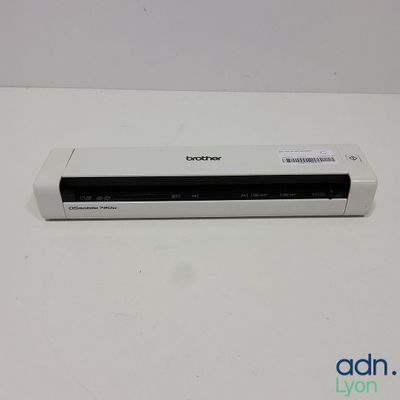 un gros plan d'une console Nintendo Wii posée sur une table