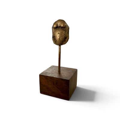 une sculpture représentant un oiseau sur un bloc de bois