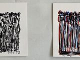 trois tableaux accrochés côte à côte sur un mur