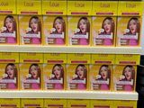 un présentoir de produits capillaires proposés à la vente dans un magasin