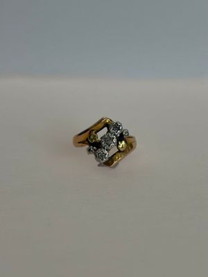 une image d'une bague en or et en diamant sur une surface blanche