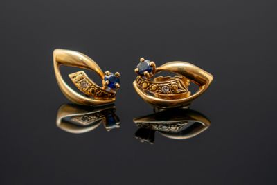 paire de boucles d'oreilles en or jaune 18 carats, serties de saphirs et de diamants