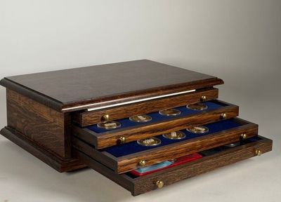 Coffret en bois ouvrant à quatre tiroirs contenant 33 médail…