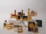 de nombreux parfums de toutes sortes exposés sur une table